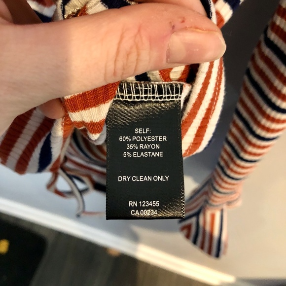 ✨3/$30 Design Lab Ribbed Adjustable Crop Top - Picture 4 of 6